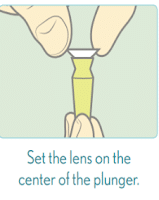 Inserting a scleral contact lens